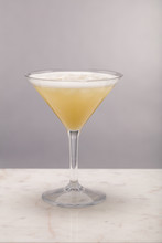 Cocktail Med Marmor Bordsyta Och Ljus Tonad Bakgrund