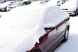 Samochody pokryte świeżym białym śniegiem. Zima w mieście.