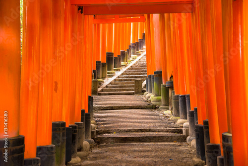 伏見稲荷大社の千本鳥居 Adobe Stock でこのストック画像を購入して 類似の画像をさらに検索 Adobe Stock
