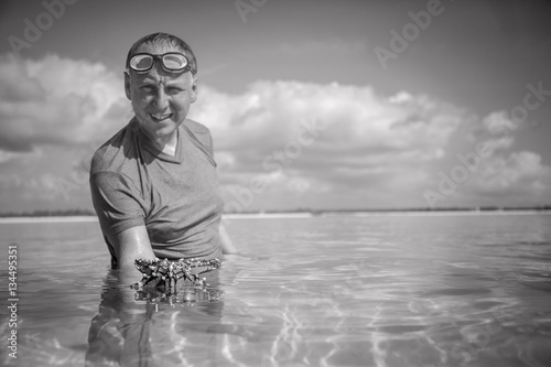 Zdjęcie XXL Człowiek na Oceanie Indyjskim gospodarstwa rozgwiazdy