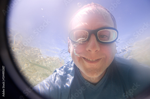 Zdjęcie XXL Śmieszne selfie pod wodą młodego człowieka