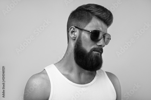 Naklejka dekoracyjna Bearded man wearing sunglasses