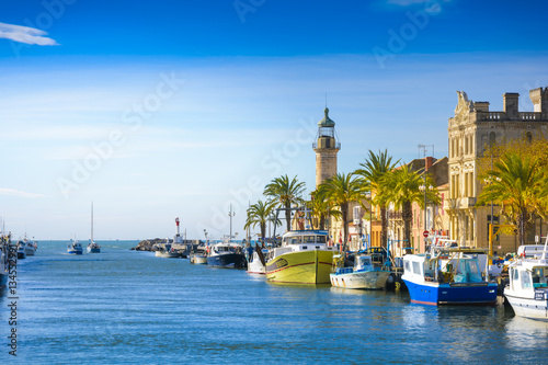 Fotografía Grau du Roi city and harbor during a sunny day in France