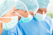 © Kzenon - Krankenhaus - Ärzteteam im OP einer Klinik operiert einen Patienten, vielleicht ist es ein Notfall
