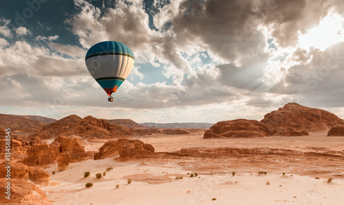 Plakat Balon na gorące powietrze podróż przez pustynię