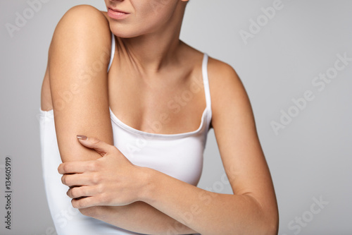 Foto Arms Pain. Beautiful Woman Body Feeling Pain In Shoulders