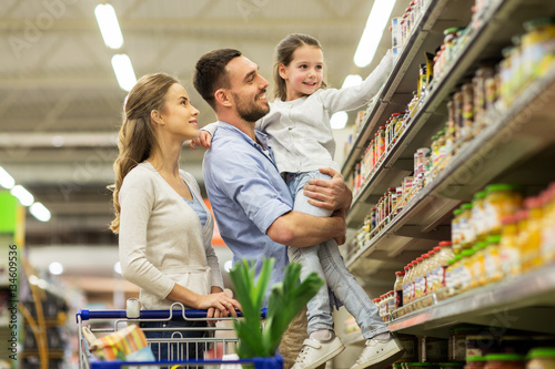 Fotomural family with food in shopping cart at grocery store