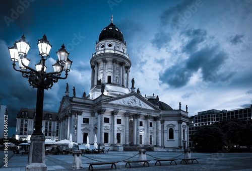niemiecka-katedra-na-gendarmenmarkt-wieczorne-niebo-i-swiatlo-lamp