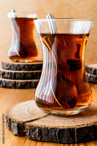 Foto-Schmutzfangmatte - Traditional Turkish tea with spoon on wooden surface (von Alp Aksoy)