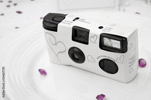 Disposable White Wedding Camera On A Wedding Table Kaufen Sie