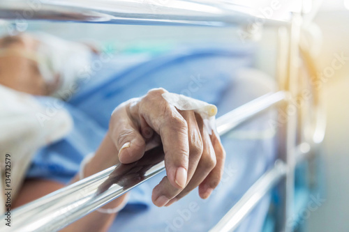 Fotografía Close up hand of elderly patient with intravenous catheter for injection plug in