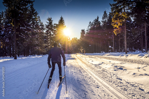 Dekoracja na wymiar  narciarstwo-biegowe-w-zimowym-krajobrazie