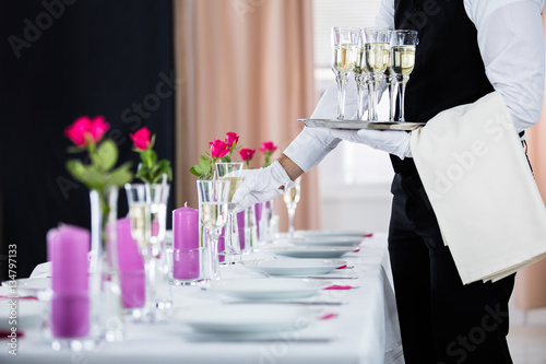 Fotografía Waiter Serving Banquet Table