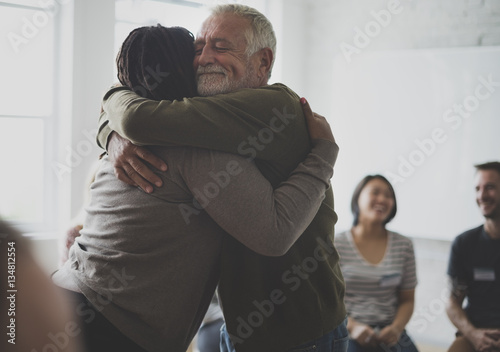 Photographie Vieil homme consolant une femme avec un câlin