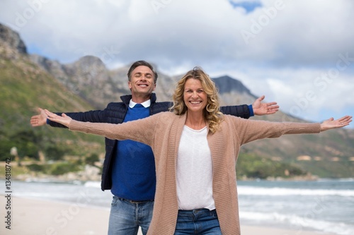 Fotografia Mature couple enjoying on the beach