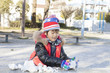© tsuppyinny - 雪の公園で遊ぶ子供