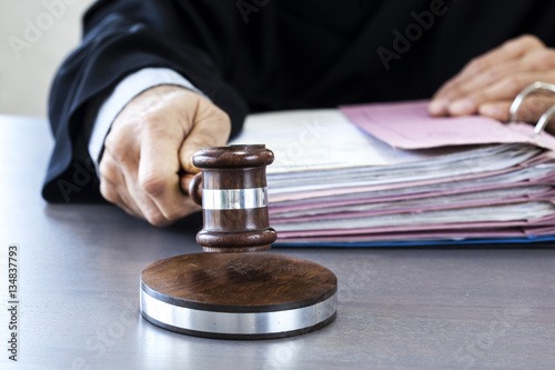 Fotografía Judge with gavel on table