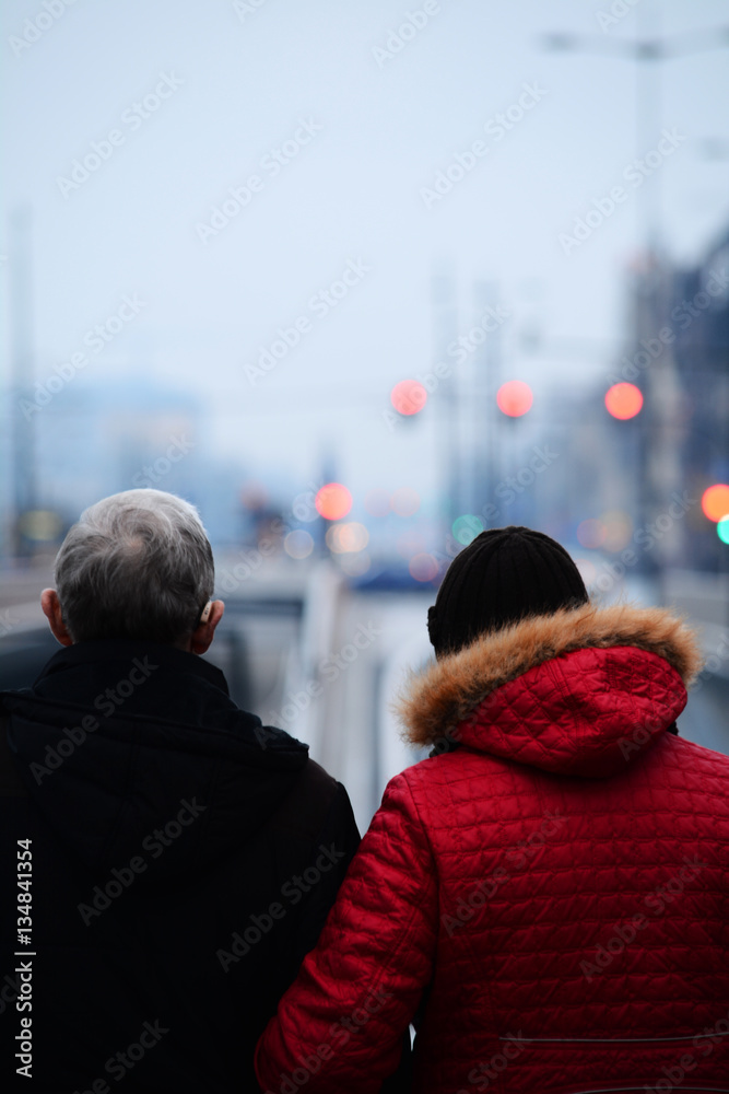 Older couple, Poland. Fot. Konrad Filip Komarnicki / EAST NEWS Lodz 09.11.2015 Para starszych ludzi na lodzkiej ulicy. - obrazy, fototapety, plakaty 