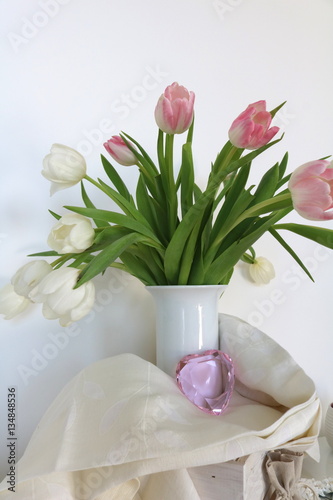 Tulpen In Weisser Vase Leinenstoff Herz Aus Glas Kaufen Sie Dieses Foto Und Finden Sie Ahnliche Bilder Auf Adobe Stock Adobe Stock