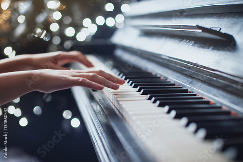 Dekoracja na wymiar  dziewczyna-gra-na-pianinie-klawiaturze-z-bliska-bialo-czarnej