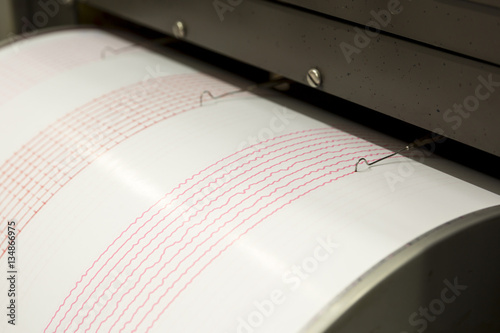 Plakat Sejsmograf rejestrujący trzęsienie ziemi