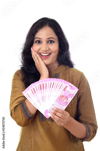 Fotografia Happy young woman holding Indian 2000 rupee notes