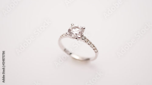 Zdjęcie XXL Diamentowy pierścionek zaręczynowy Makro- strzał obiektyw