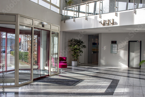 Photo Stock Eingangsbereich modernes Bürogebäude | Adobe Stock