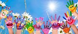 Fototapeta  - Glücklich sein: Hände spielender Kinder vor Blumenwiese :)