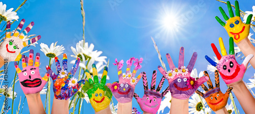 Naklejki do przedszkola glucklich-sein-hande-spielender-kinder-vor-blumenwiese