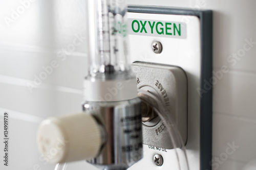 Fotografía O2 Pressure gauge for measured control of oxygen to a patient in an emergency us