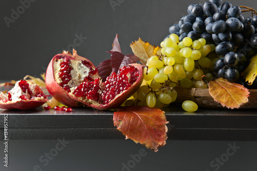 Cuadros en Lienzo Uvas azules y blancas con granada