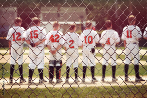 Zdjęcie XXL Niewyraźne tło baseball młodzieży, dzieci z rzędu na początku