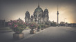 Berliner Dom und Fernsehturm zum Sonnenaufgang