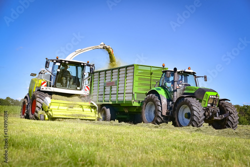 Landtechnik - Ernte von Grassilage im Sommer