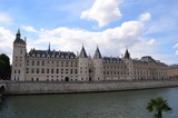 Nadbrzeże Sekwany i Conciergerie w Paryżu/The banks of the Seine river and Castle Conciergerie in Paris, France