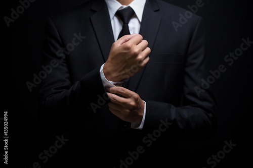 Fotografía Businessman adjusting his cufflinks