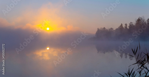 panorama-piekny-mglowy-jeziora-wybrzeze-przy-wschodu-slonca-momentem