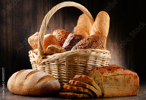 rozne-rodzaje-pieczywa-w-koszyku-z-raczka