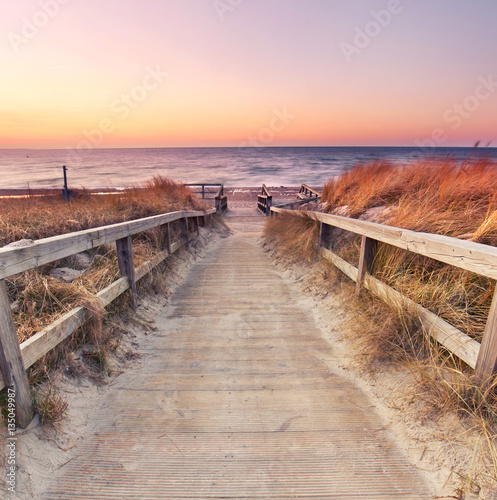 Obraz w ramie am Ostseestrand - Küste im Sonnenuntergang