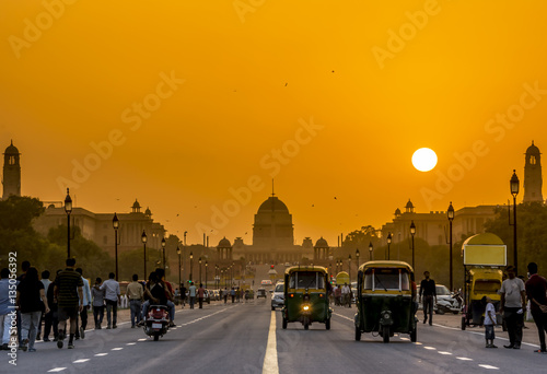 Plakat Zachód słońca w pobliżu rezydencji prezydenckiej, Rashtrapati Bhavan, New Delhi, Indie.