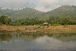 Brzeg rzeki w dżungli w Laosie