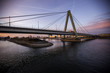 Eine Brücke über den Rhein bei Köln im Sonnenaufgang
