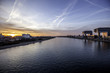 Der Rhein am Medienhafen in Köln im Sonnenaufgang