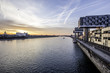Moderne Architektur im Zollhafen in Köln am Rhein im Sonnenaufgang