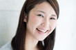 © blanche - 笑う女性