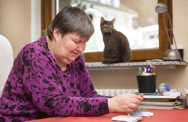 Poster - geistig behinderte Frau beim Karten spielen, Therapie und Alltag