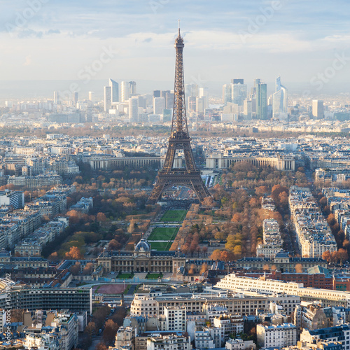 Fotografia above view of Eiffel Tower and La Defence district