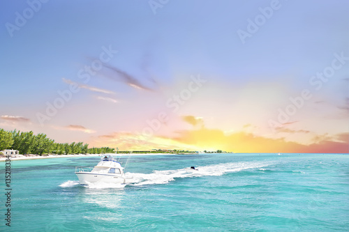 Zdjęcie XXL Biała łódź żegluje morzem od horyzontu zachodu słońca