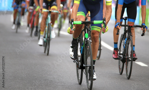 Plakat rowerzyści podczas końcowego sprintu, aby wygrać etap jazdy na rowerze